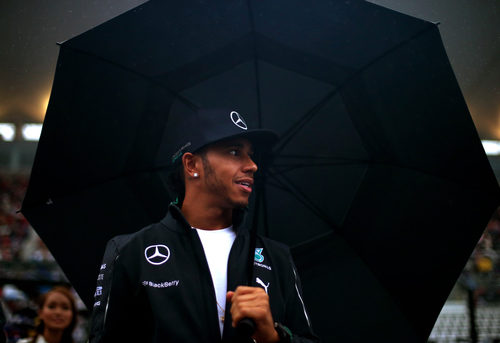 Lewis Hamilton pasea entre los aficionados