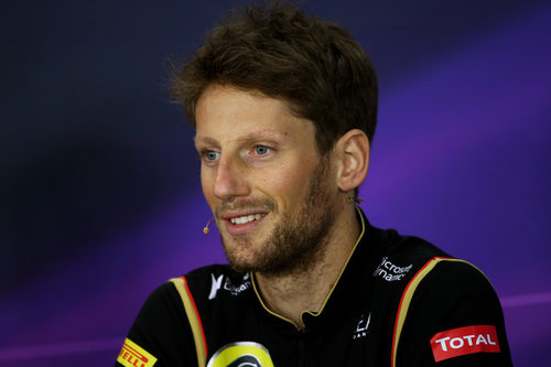 Romain Grosjean sonríe en rueda de prensa