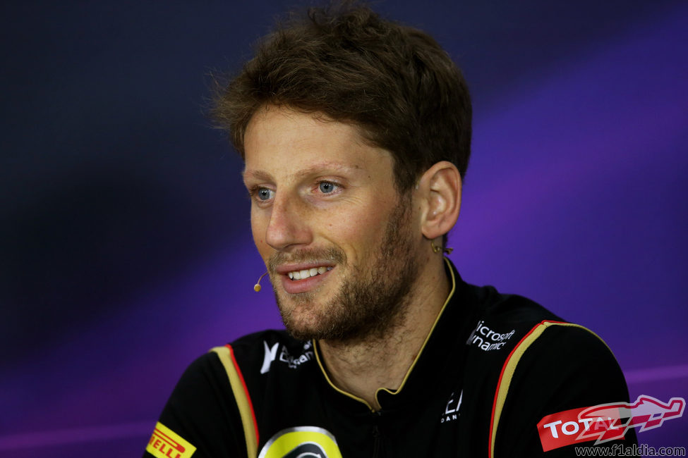 Romain Grosjean sonríe en rueda de prensa
