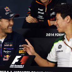 Sebastian Vettel y Kamui Kobayashi charlan en rueda de prensa