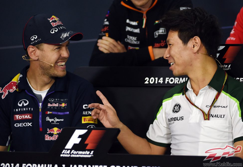 Sebastian Vettel y Kamui Kobayashi charlan en rueda de prensa