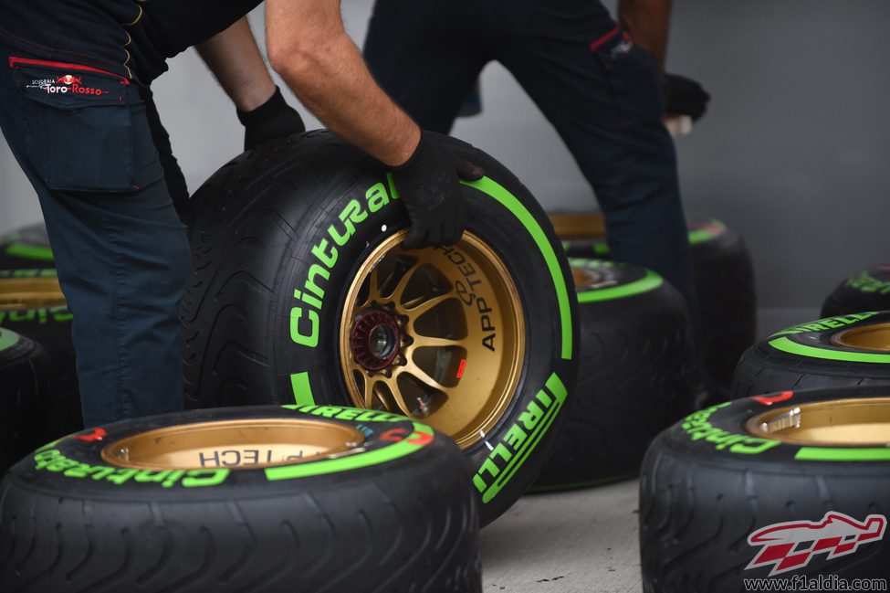 Los mecánicos de Toro Rosso preparan los neumáticos