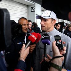 Jenson Button responde a la prensa en Suzuka