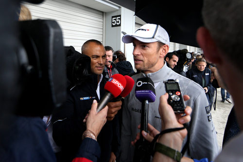 Jenson Button responde a la prensa en Suzuka
