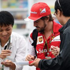 Fernando Alonso firma autógrafos en Suzuka