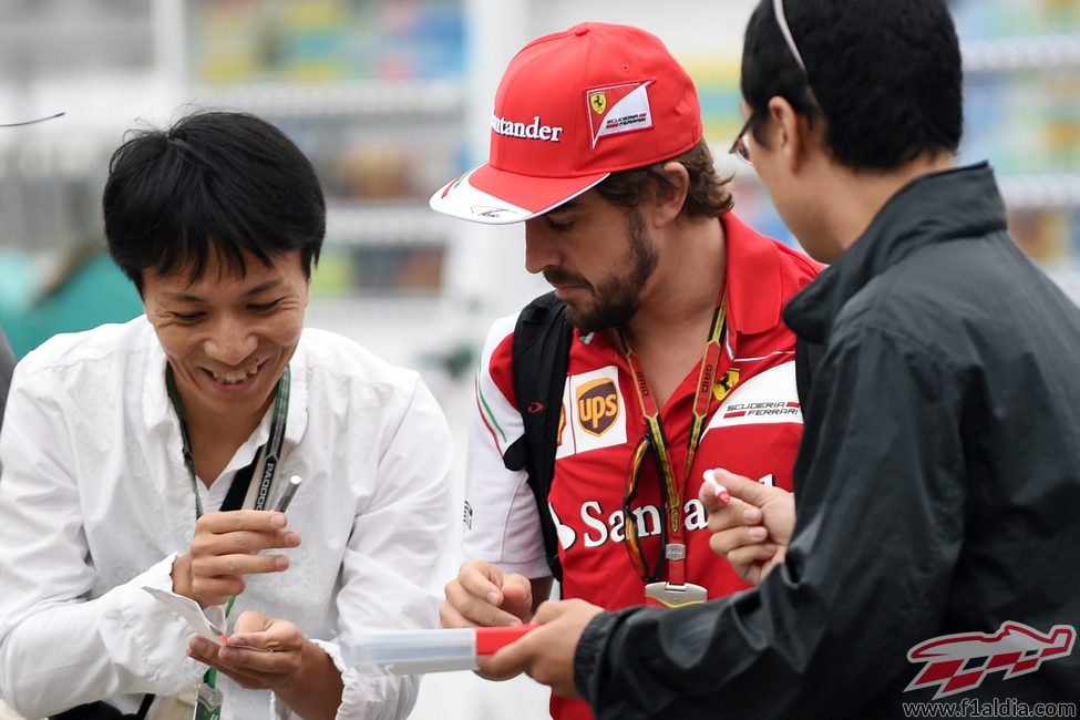 Fernando Alonso firma autógrafos en Suzuka