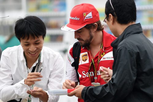 Fernando Alonso firma autógrafos en Suzuka