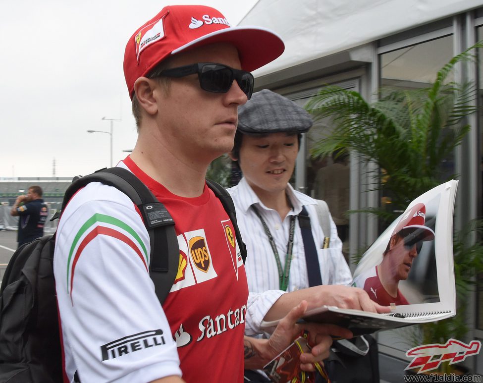 Kimi Räikkönen llega al circuito de Suzuka