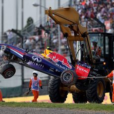 La grúa retira el coche de Daniel Ricciardo