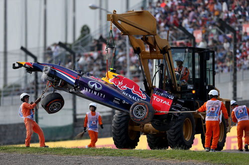 La grúa retira el coche de Daniel Ricciardo