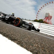 Kevin Magnussen pilotando por primera vez en Suzuka