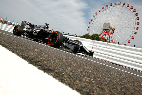 Kevin Magnussen pilotando por primera vez en Suzuka