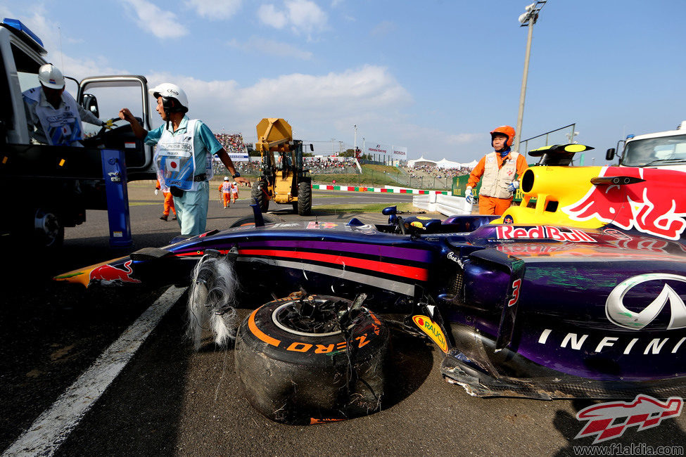 El coche de Ricciardo tras el accidente en los Libres 2