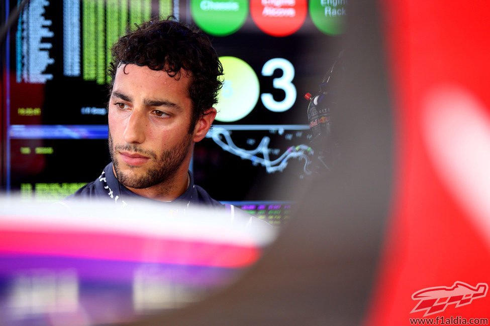 Daniel Ricciardo con el gesto contrariado