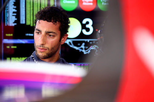 Daniel Ricciardo con el gesto contrariado
