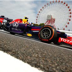 Espectacular imagen del Red Bull de Daniel Ricciardo a ras de suelo en Japón