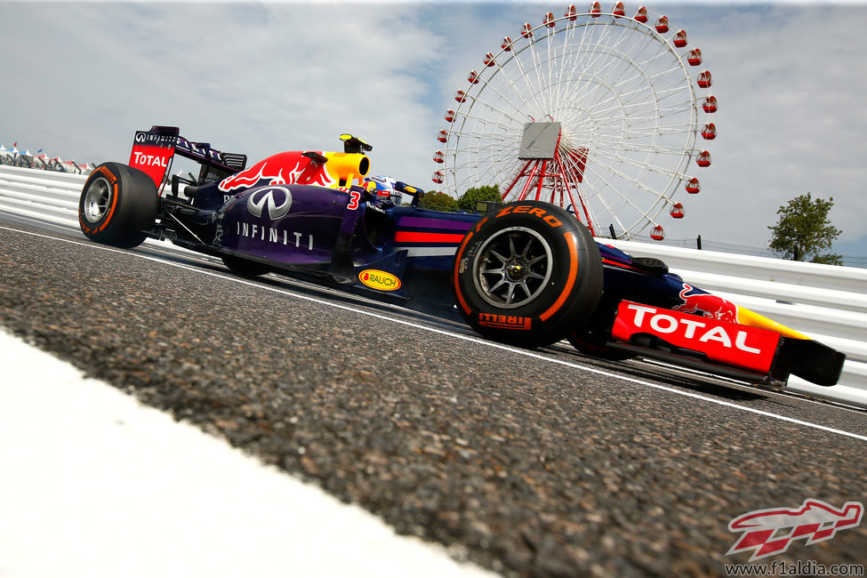 Espectacular imagen del Red Bull de Daniel Ricciardo a ras de suelo en Japón