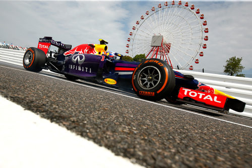 Espectacular imagen del Red Bull de Daniel Ricciardo a ras de suelo en Japón