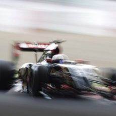 Curiosa imagen de Romain Grosjean con el Lotus E22 en Suzuka