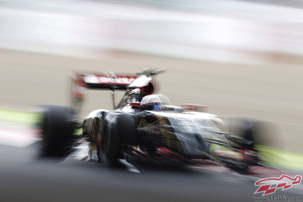Curiosa imagen de Romain Grosjean con el Lotus E22 en Suzuka