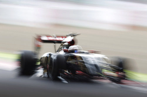 Curiosa imagen de Romain Grosjean con el Lotus E22 en Suzuka