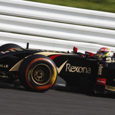 Pastor Maldonado prueba los neumáticos duros sobre el asfalto de Suzuka