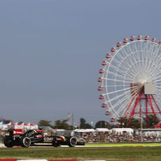 Romain Grosjean con el Lotus E22 y la noria de Suzuka de fondo