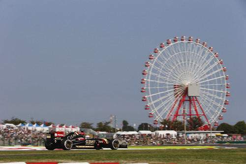 Romain Grosjean con el Lotus E22 y la noria de Suzuka de fondo