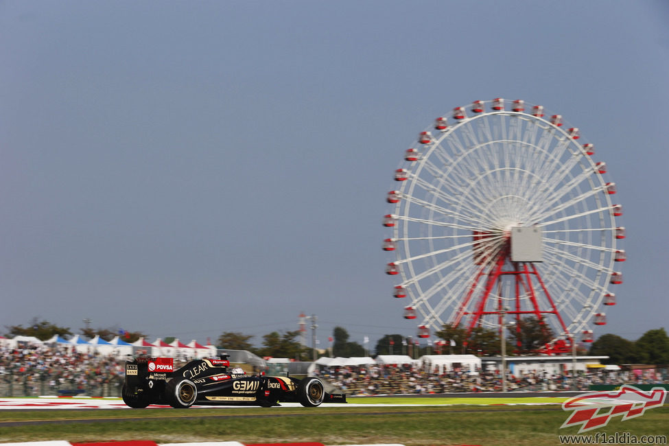 Romain Grosjean con el Lotus E22 y la noria de Suzuka de fondo