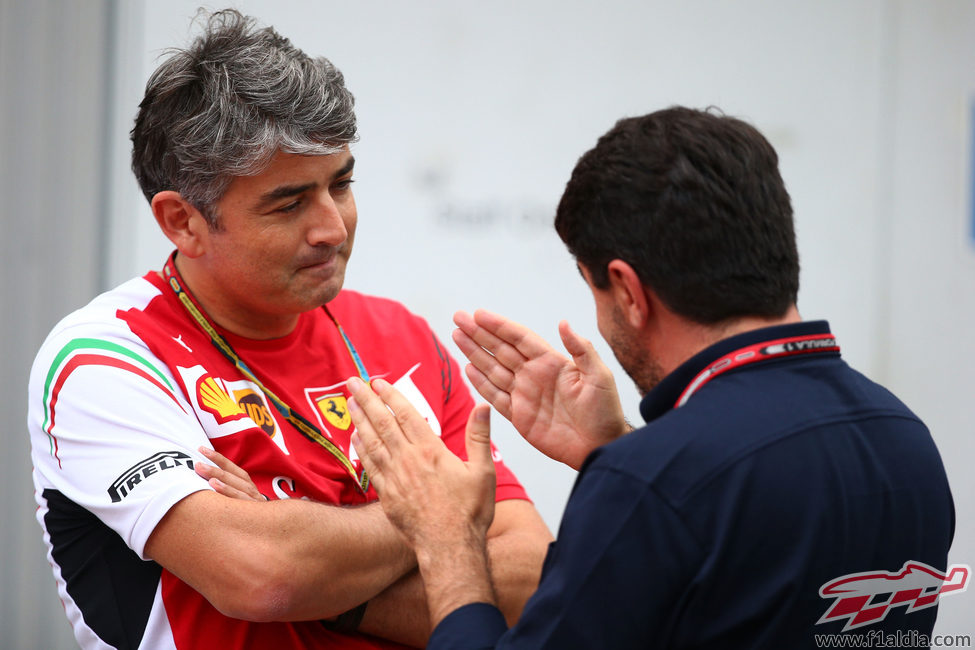 Marco Mattiacci charla con Luís García Abad en Suzuka