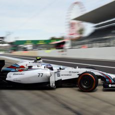 Valtteri Bottas sale del garaje al volante del FW36