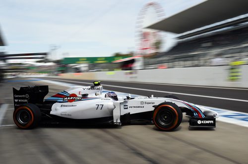 Valtteri Bottas sale del garaje al volante del FW36