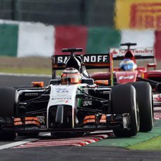 Nico Hülkenberg rueda por delante de Fernando Alonso