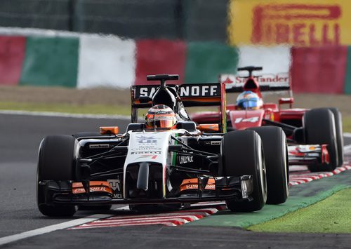Nico Hülkenberg rueda por delante de Fernando Alonso