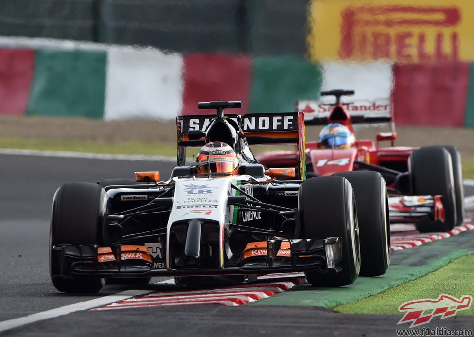 Nico Hülkenberg rueda por delante de Fernando Alonso