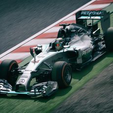 Lewis Hamilton pasa por la zona externa del trazado