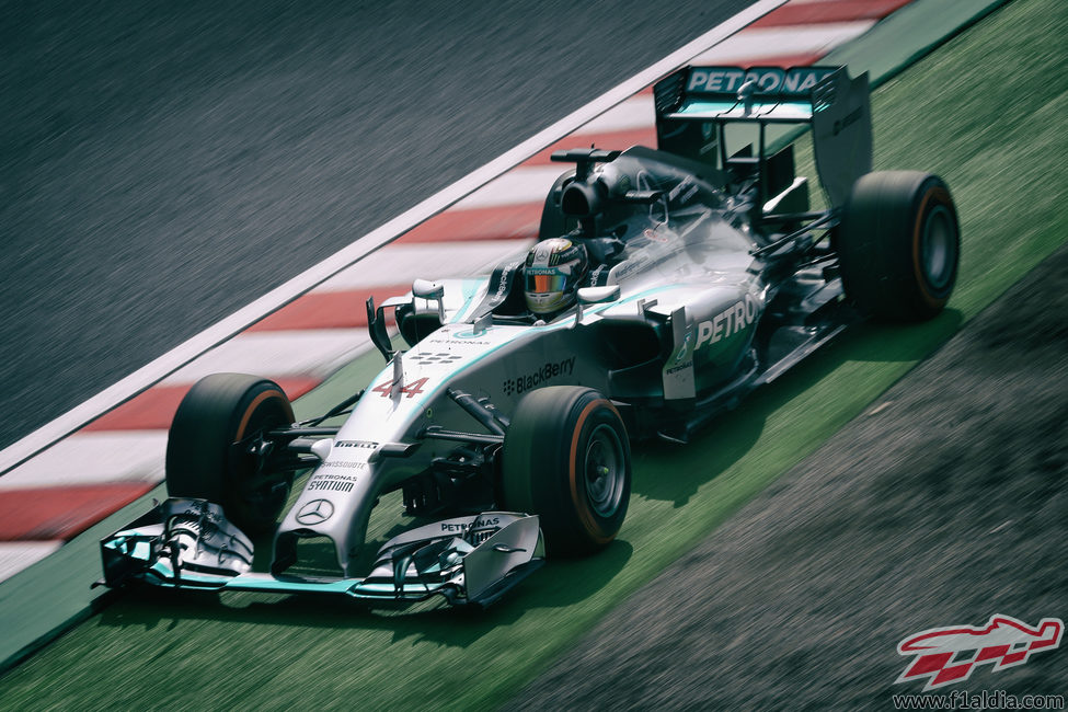 Lewis Hamilton pasa por la zona externa del trazado