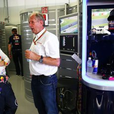 Sebastian Vettel habla con Helmut Marko en el box