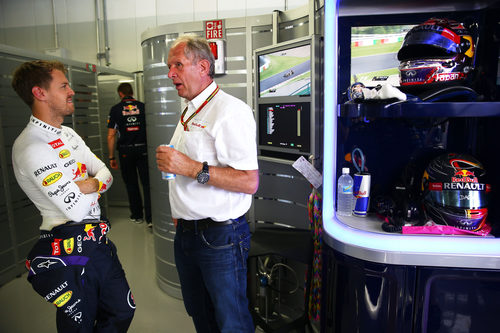 Sebastian Vettel habla con Helmut Marko en el box