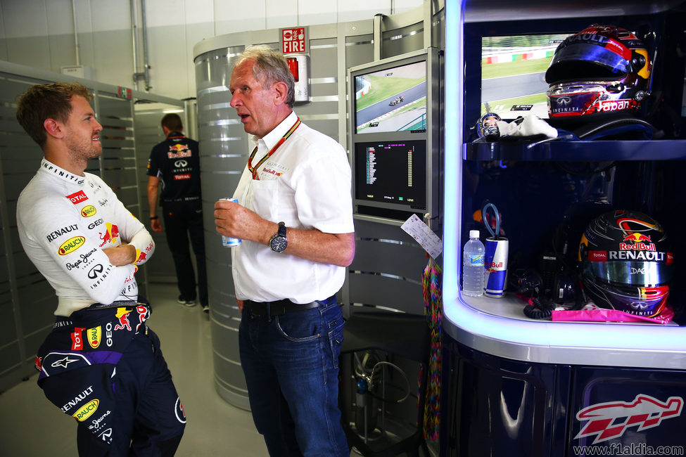 Sebastian Vettel habla con Helmut Marko en el box
