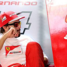 Fernando Alonso espera en su box