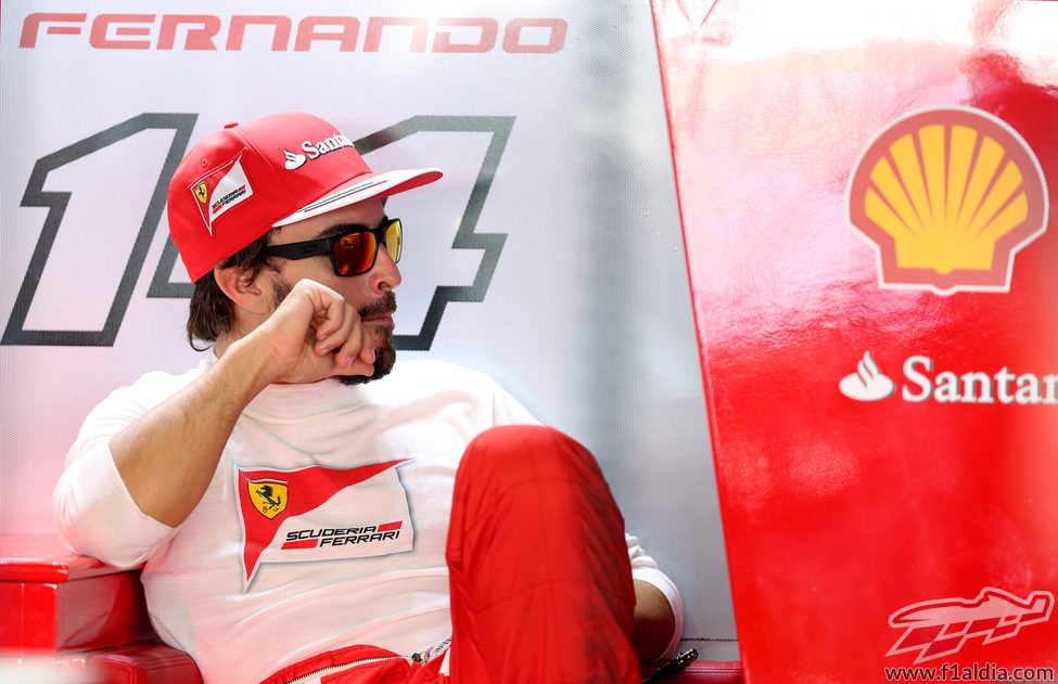 Fernando Alonso espera en su box