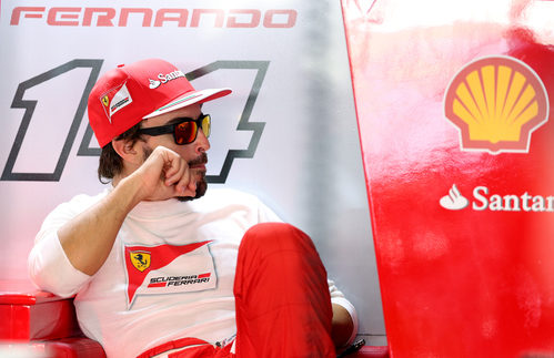 Fernando Alonso espera en su box