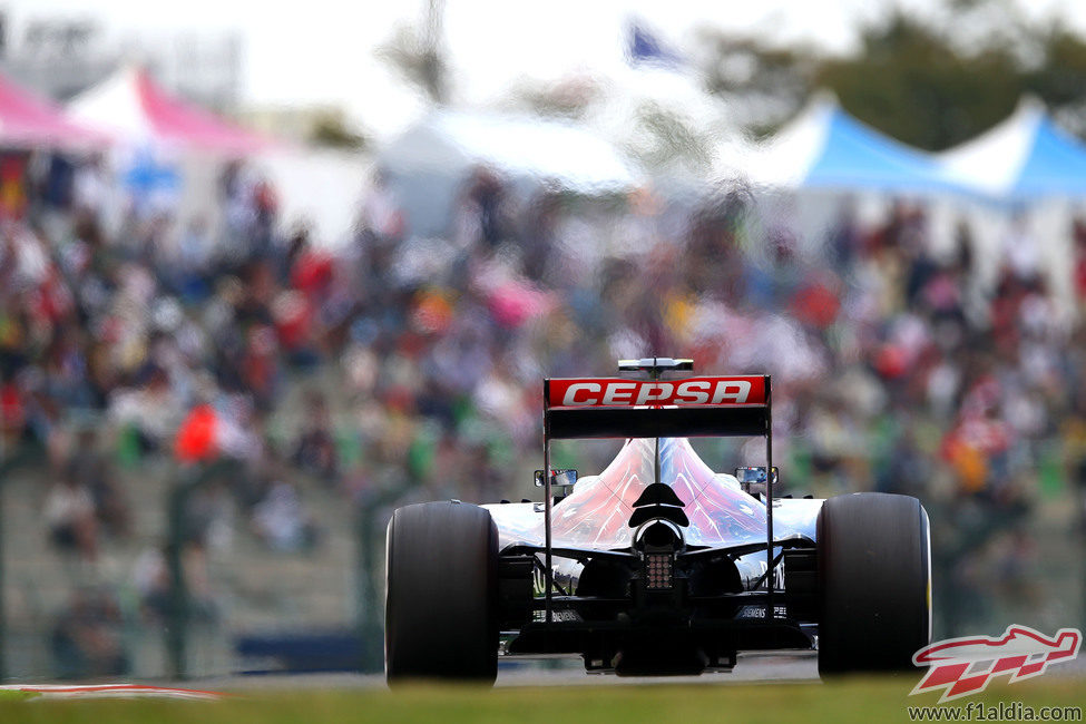 Kvyat rueda en el Gran Premio de Japón de Fórmula 1