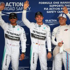 Hamilton, Rosberg y Bottas saludan tras la clasificación en Japón