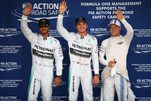 Hamilton, Rosberg y Bottas saludan tras la clasificación en Japón