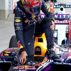 Sebastian Vettel se baja del RB10 en Suzuka