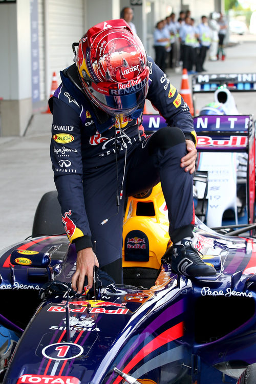 Sebastian Vettel se baja del RB10 en Suzuka