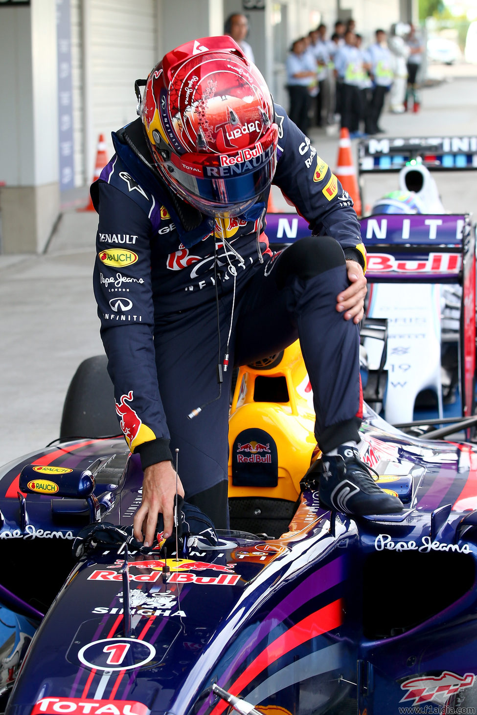 Sebastian Vettel se baja del RB10 en Suzuka