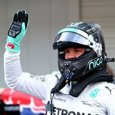 Nico Rosberg saluda tras lograr la pole en Suzuka